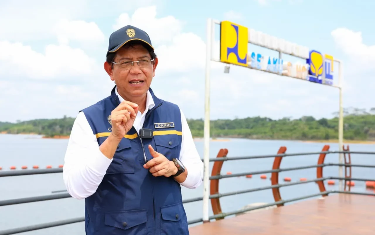 Danis Hidayat Sumadilaga memberikan materi kuliah tamu IKN di FTSL ITB