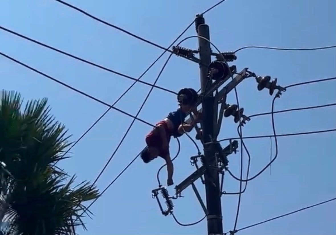 Diduga Curi Kabel demi Judi Slot dan Narkoba, Pria di Pontianak Selatan Tersengat Listrik di Atas Tiang